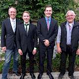 Zu dem Berufsabschluss mit der Note „sehr gut“ gratulieren wir Paul König-Krölleke (2. v.l.) mit seinem Ausbilder Reinhard Hopp (links), Betrieb Blunk und Maik Clausen (3. v.l.) mit Ausbildenden Jens Honermeier (rechts).
