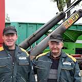 Andreas (l.) und Vater Klaus Löffler. Im Hintergrund ist der Willibald-Schredder zu erkennen.