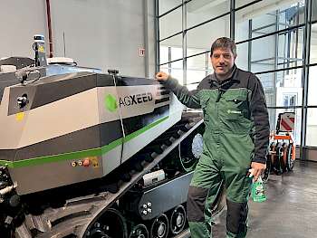 Sebastian von der Heiden von AgXeed ist erstmals auf der DeLuTa und stellt sein Autonomes Trägerfahrzeug in Halle 4 vor.