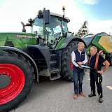 Finanzierungsgespräch vor Traktor